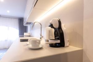 a coffee maker sitting on a counter in a kitchen at Suitur Apartamento Roc Sant Gaietà I in Roda de Bará