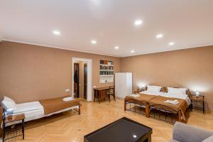 um quarto com duas camas e uma sala de estar em Apartment on Borbalo 16 em Tbilisi