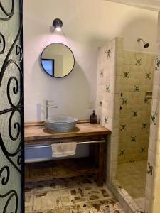 阿拉爾孔塔斯科的住宿－CasaBambu Taxco，一间带水槽和镜子的浴室