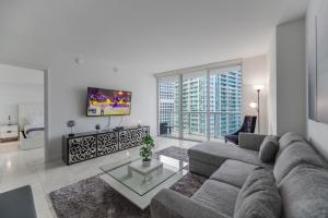 マイアミにあるMarvelous apartment in Brickellのソファとテレビのあるリビングルーム