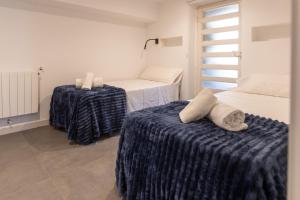 a bedroom with two beds with towels on them at Suitur Apartamento Roc Sant Gaietà I in Roda de Bará