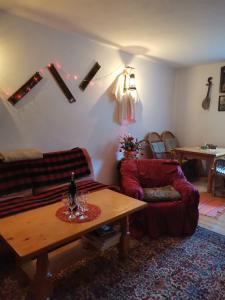 een woonkamer met een bank en een tafel bij Vikendica Cican Jahorina in Jahorina