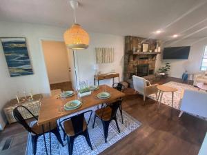 comedor y sala de estar con mesa y sillas en Cozy Lakeview retreat-near Eureka Springs, en Eureka Springs