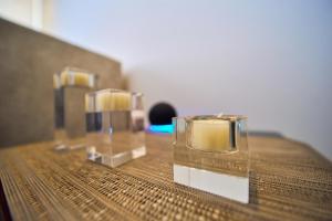a wooden table with two candles on top of it at Apartamentos Amoblados Confort Turismo en Cúcuta in Cúcuta