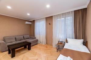 第比利斯Apartment on Borbalo 16的带沙发和床的客厅 更多30张照片