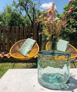 un vaso con dei fiori, seduto su un tavolo. di Casa Aurora a San Potito