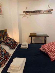 um quarto com uma cama e uma mesa com uma mesa em Casa Aurora em San Potito