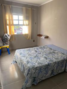 1 dormitorio con 1 cama en una habitación con ventana en Casa Mobiliada em Arraial (20 metros do CÁS, onde saem os passeios de barco), en Arraial do Cabo