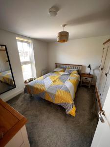 1 dormitorio con cama y ventana en No hidden costs! - 1 Bedroom Apartment - York en York