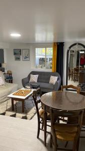 una sala de estar con un sofá y una mesa en Appartement en souplex, en Rueil-Malmaison