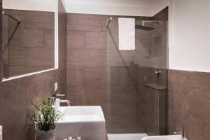 een badkamer met een douche, een wastafel en een toilet bij Real Umberto I° Suite - Kalsa in Palermo