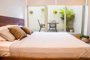 1 cama grande en un dormitorio con mesa y sillas en Luxury Apartment Toscana style, brand new, en Guayaquil