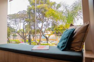 un posto a sedere vicino al finestrino con vista su un albero di Luxury Apartment Toscana style, brand new a Guayaquil