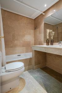 La salle de bains est pourvue de toilettes, d'un lavabo et d'une baignoire. dans l'établissement 7 Apartment near Duquesa Port Manilva Coto Real, à Manilva
