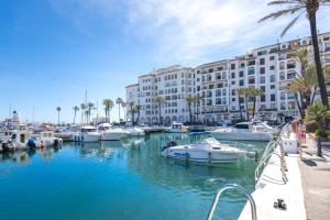 um grupo de barcos ancorados numa marina com um edifício em 7 Apartment near Duquesa Port Manilva Coto Real em Manilva