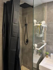 y baño con ducha y lavamanos. en Maisonnette proche de Paris & Home cinema, en Bourg-la-Reine