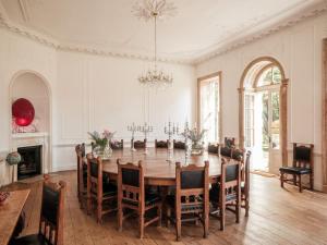 une grande salle à manger avec une table et des chaises dans l'établissement Wilde Cedar, à Binfield