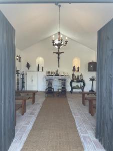 Habitación grande con mesas de madera y lámpara de araña. en MONTE DAS AREIAS CASA DE CAMPO/PASSADIÇO/PATEO/RAMPA, en Porches