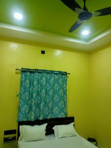 Una cama o camas en una habitación de Hotal Raj Guest House
