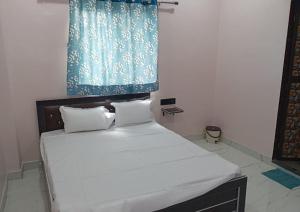 Una cama o camas en una habitación de Hotal Raj Guest House