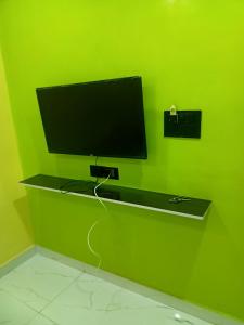TV i/ili multimedijalni sistem u objektu Hotal Raj Guest House
