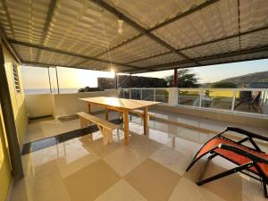 una mesa de madera en el techo de una casa en Cidade Velha - Cathedral and Sea view - 1Bdr Apart - 2, en Cidade Velha