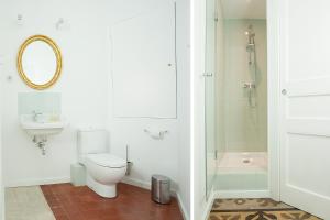 e bagno con servizi igienici, doccia e lavandino. di yök Casa Cultura a Barcellona