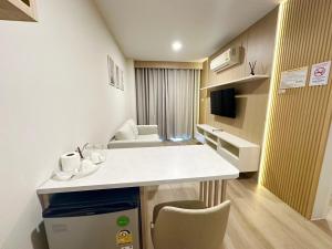 a small room with a kitchen with a counter top at Choe Hotel Banbueng in Ban Bung