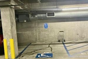 un estacionamiento vacío con un aro de baloncesto dentro en Luxe 1BR plus Den near Little Italy Gem, en San Diego