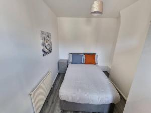 um pequeno quarto com uma cama num quarto em Peaceful 4 Bedroom House with Free Parking em Liverpool