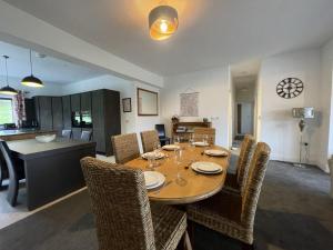 una sala da pranzo con tavolo e sedie in legno di Langrigg Cottage a Portinscale