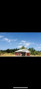 two pictures of a house in the middle at Casa mantul in Parral