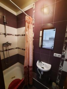 y baño con lavabo, bañera y espejo. en Квартира возле Радмир ул.Чернивецкая 5в, en Járkov