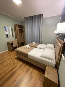 ein Schlafzimmer mit einem Bett mit zwei Handtüchern darauf in der Unterkunft Titta & Ruffo in Pisa