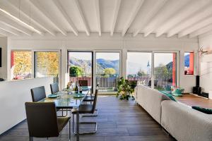 un soggiorno con tavolo e divano di Elegant Lugano Lake View - Happy Rentals a Caslano