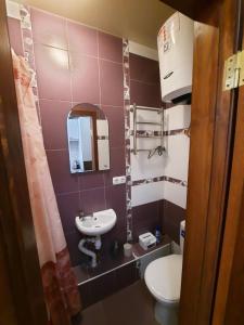 y baño con lavabo y aseo. en Квартира возле Радмир ул.Чернивецкая 5в, en Járkov