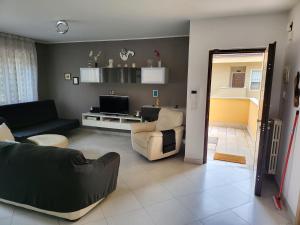 - un salon avec deux canapés et une télévision dans l'établissement Clotilde House, à Francavilla al Mare