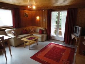 sala de estar con sofá y mesa en Haus Mellenbach, en Mellau