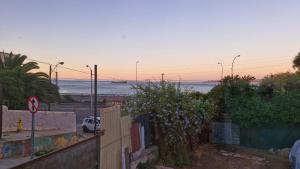 a view of the ocean from a street with a fence at Cabaña Recreo frente al mar in Viña del Mar