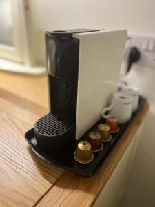 Příslušenství pro přípravu čaje a kávy v ubytování Druid House B&B