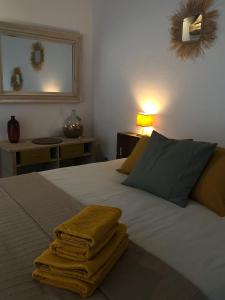 Rúm í herbergi á Maison d'HÔTES LA FEZENDES
