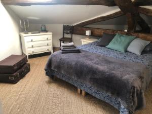 A bed or beds in a room at Maison d'HÔTES LA FEZENDES
