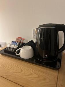Příslušenství pro přípravu čaje a kávy v ubytování Druid House B&B