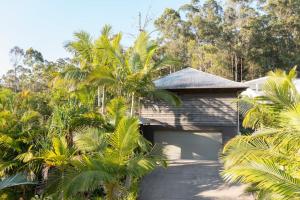 un garaje con palmeras delante en Family retreat.Pool. WiFi. Games, en Buderim