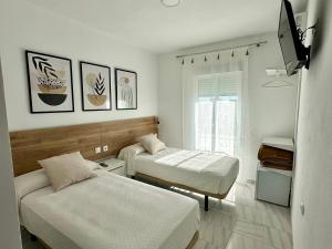 Ένα ή περισσότερα κρεβάτια σε δωμάτιο στο Hostal Merino Jédula