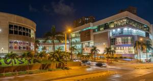 un edificio con una calle delante de él por la noche en Acogedor apartamento en exclusivo barrio de Barranquilla, en Barranquilla