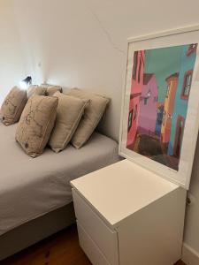 ein Schlafzimmer mit einem Bett und einem Spiegel darauf in der Unterkunft Quarto no Chiado centro de Lisboa in Lissabon