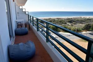balcón con vistas al océano en Beach House en Monte Gordo