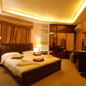 um quarto com uma cama grande num quarto em 7 Wonders Hotel em Wadi Musa