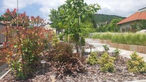 Vonkajšia záhrada v ubytovaní Relax Balaton Apartmanok